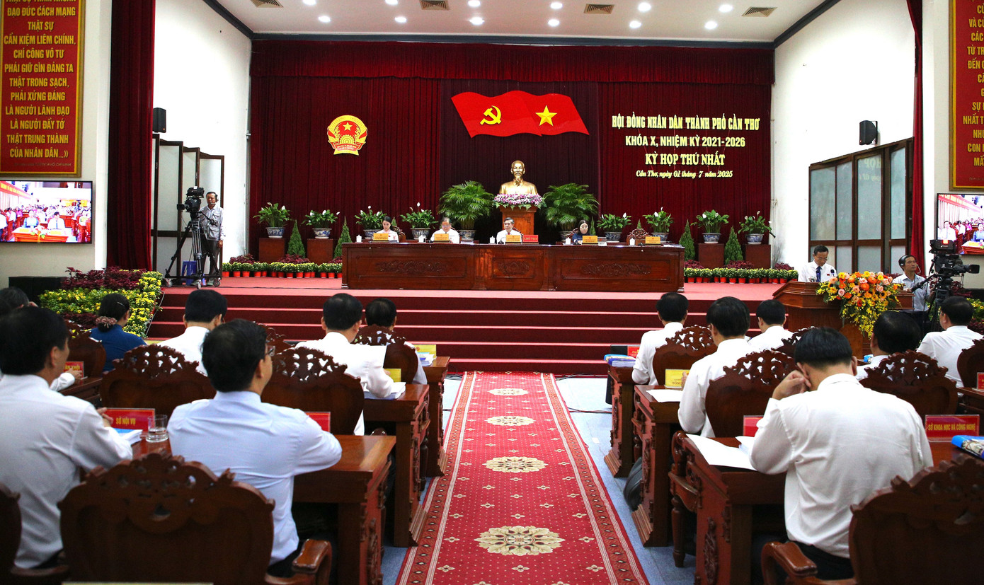 Quang cảnh kỳ họp HĐND TP. Cần Thơ đầu tiên sau hợp nhất với Hậu Giang, Sóc Trăng.