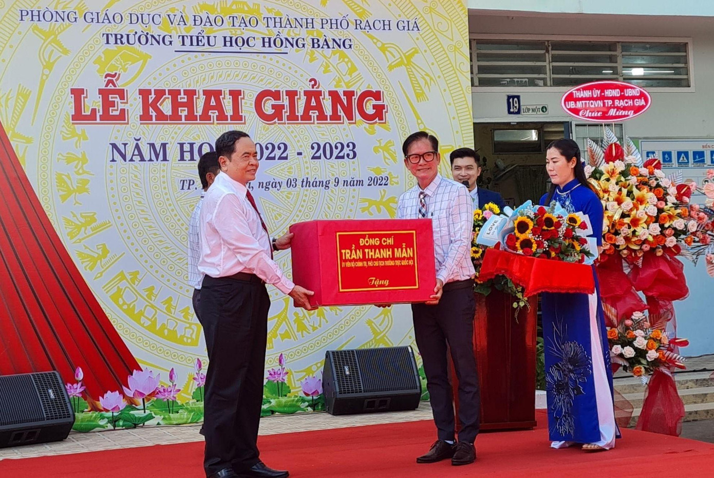 Ông Trần Thanh Mẫn, Ủy viên Bộ Chính trị, Phó Chủ tịch Thường trực Quốc hội tặng quà cho trường tiểu học Hồng Bàng Ông Trần Thanh Mẫn, Ủy viên Bộ Chính trị, Phó Chủ tịch Thường trực Quốc hội tặng quà cho trường tiểu học Hồng Bàng