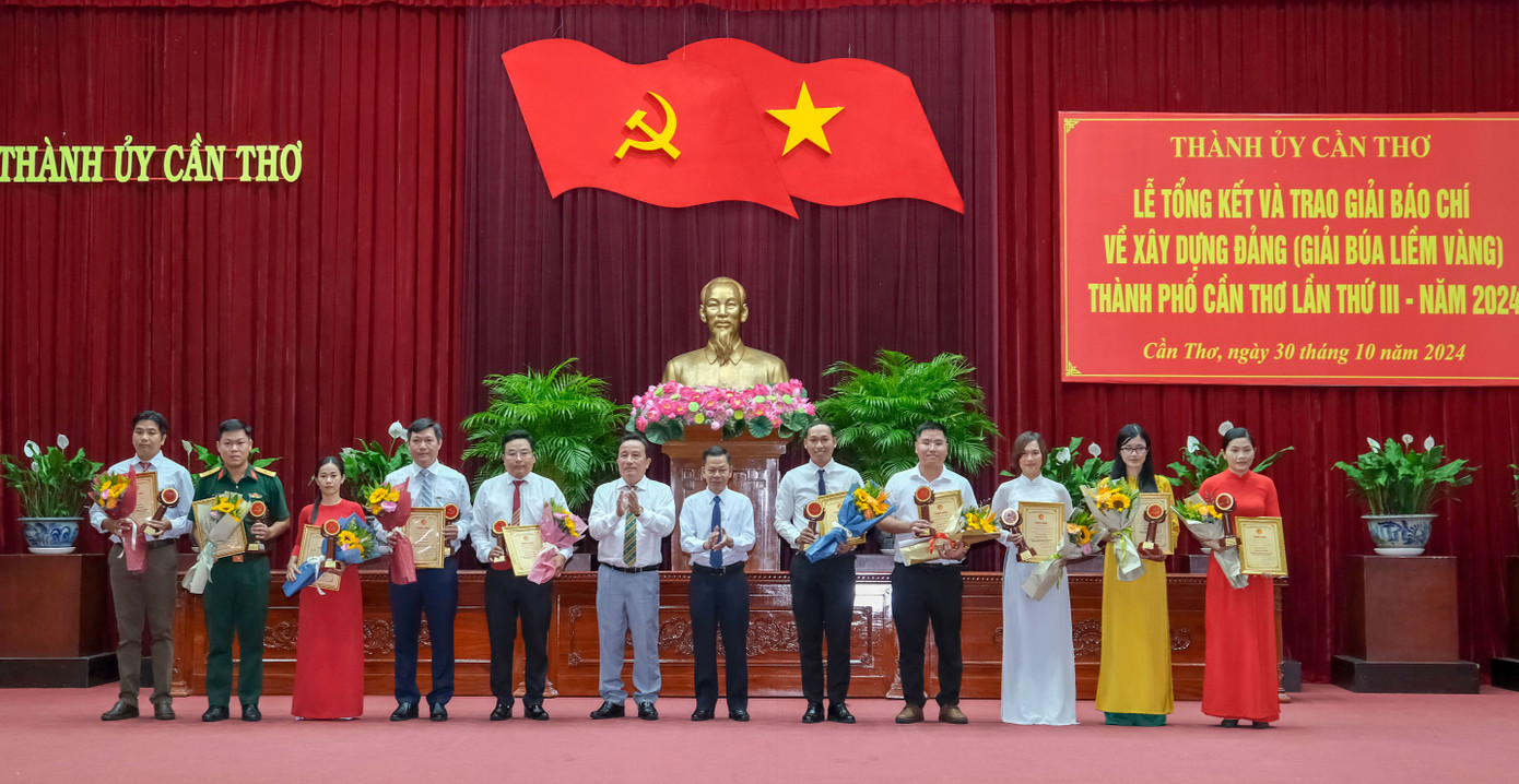 Các tác giả nhận giải Khuyến khích. Các tác giả nhận giải Khuyến khích.