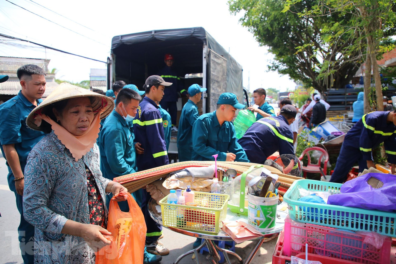 Nhận tin báo, lực lượng chức năng xã Mỹ Khánh, huyện Phong Điền cùng các đơn vị liên quan đã đến di chuyển đồ đạc phụ người dân, phong tỏa khu vực để đảm bảo an toàn.