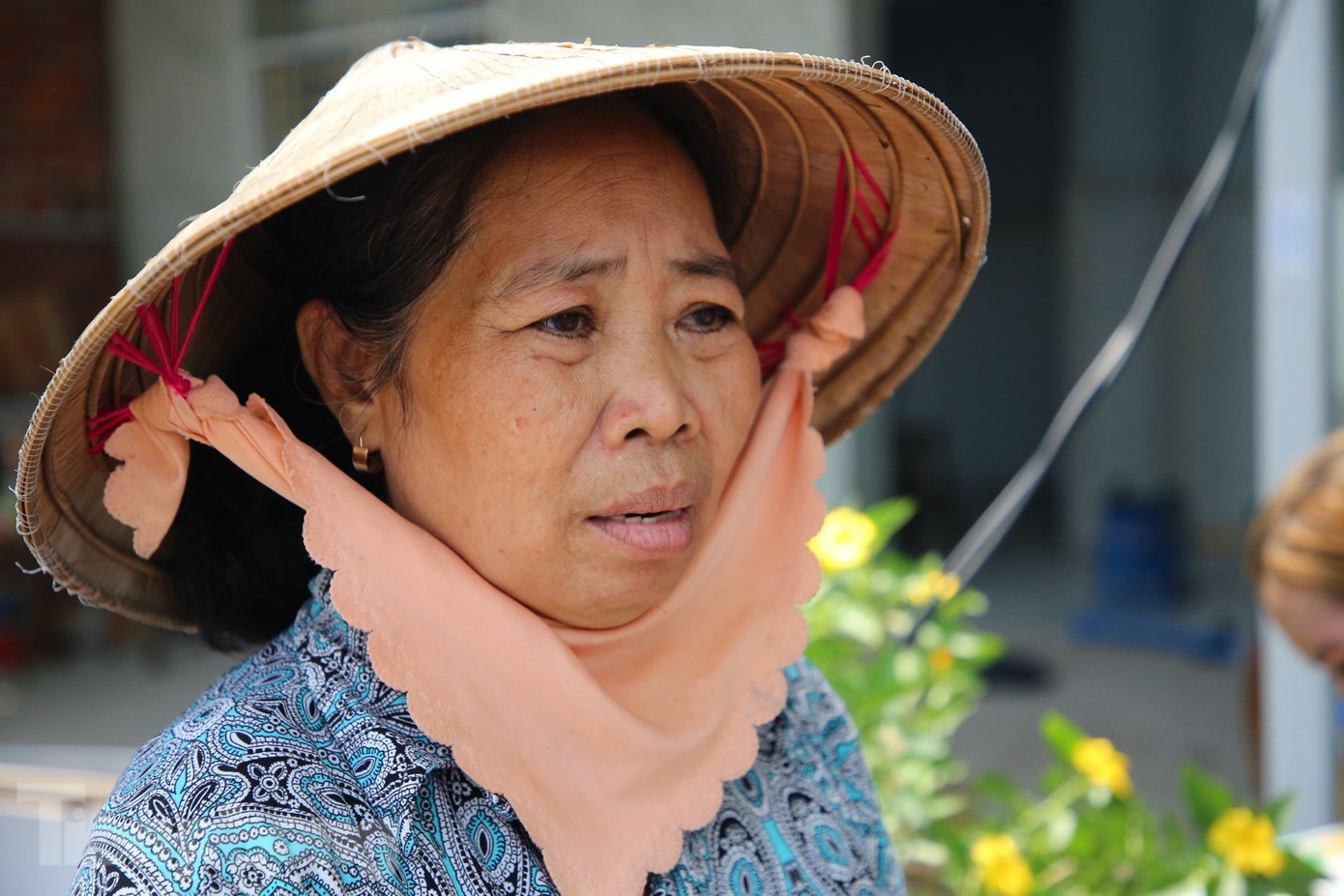 Bà Đỗ Thị Hồng (57 tuổi) thông tin: “Khoảng 2 giờ cùng ngày, con gái tôi nghe tiếng kêu răng rắc ngoài cửa, nền nhà rung mạnh nên đánh thức cả nhà. Lúc này tôi kiểm tra thì thấy tường nhà nứt toác nên hô hoán, bỏ chạy ra khỏi nhà. Trong ít phút, căn nhà phía sau đổ sụp xuống sông. Nhiều tài sản, quần áo, vật dụng... bị nước nhấn chìm”.