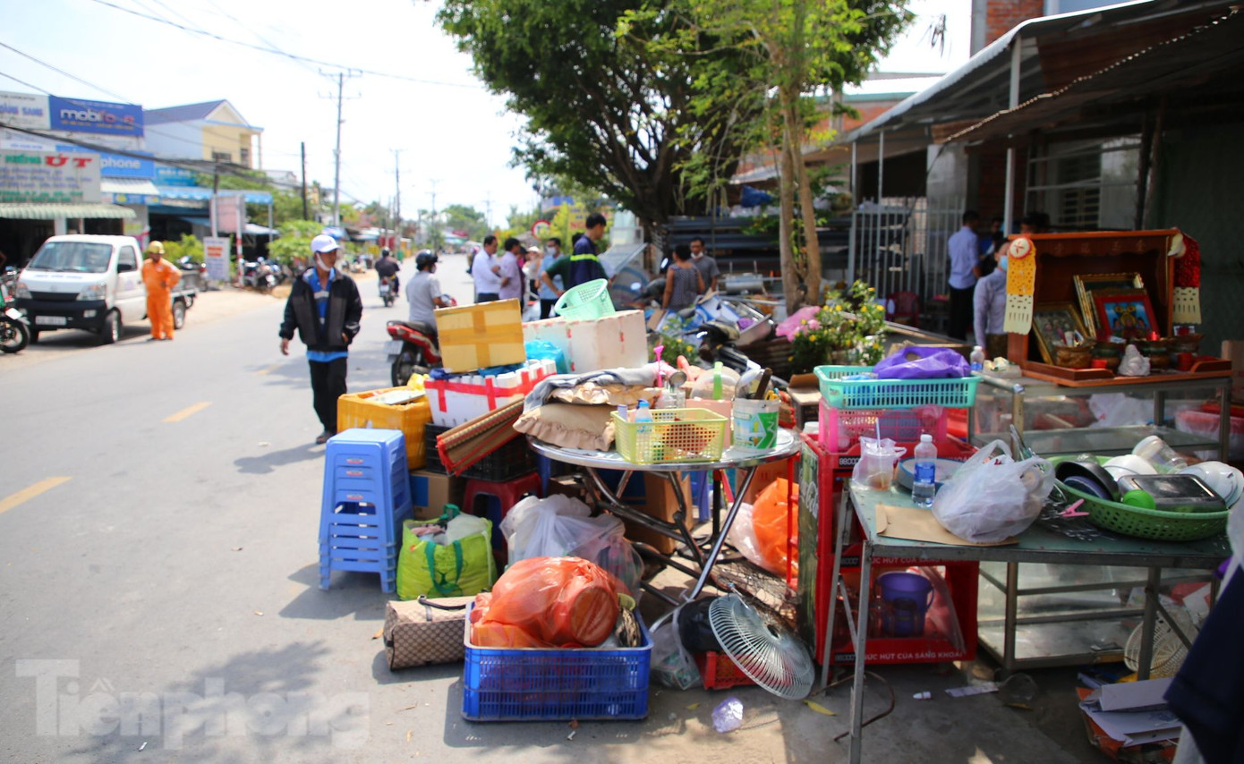 Trao đổi với Tiền Phong, ông Nguyễn Trường Ca – Chủ tịch UBND xã Mỹ Khánh cho biết, vụ sạt lở làm ảnh hưởng 7 căn nhà với chiều dài 50m, thiệt hại khoảng 10 tỷ đồng. Khi xảy ra sự cố, chính quyền địa phương đã điều lực lượng tại chỗ gồm: công an, dân quân tự vệ, các ban ngành đoàn thể của xã tập trung hỗ trợ, giúp bà con di dời tài sản ra khỏi khu vực nguy hiểm.