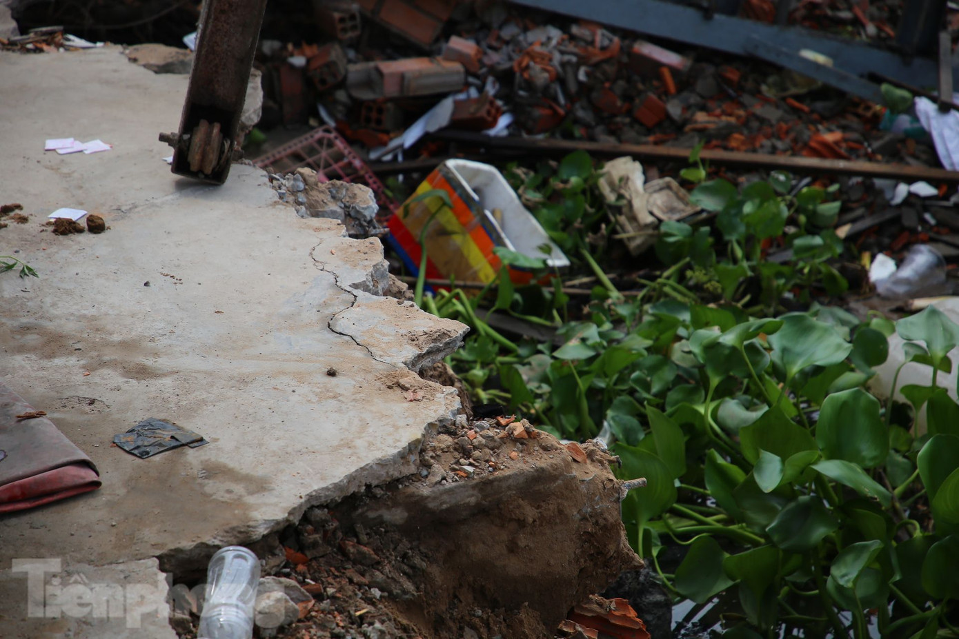 Tương tự, ông Tô Kim Hải (67 tuổi) có nhà bị sạt lở cho hay: "Tối qua, tôi nghe tiếng chó sủa dữ dội, kèm tiếng động nên ra ngoài xem thì thấy phía nhà bên cạnh đổ sụp xuống sông. Hốt hoảng, tôi kêu vợ thức dậy bỏ chạy ra ngoài. Vụ sạt lở làm nhiều đồ đạc, vật tư nông nghiệp bị nước nhấn chìm".