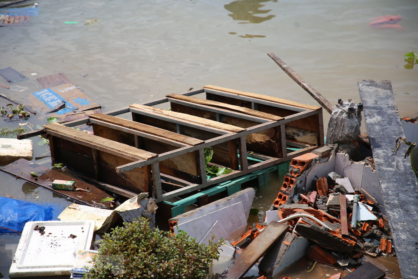 Nhiều vật dụng của người dân bị nhấn chìm xuống sông