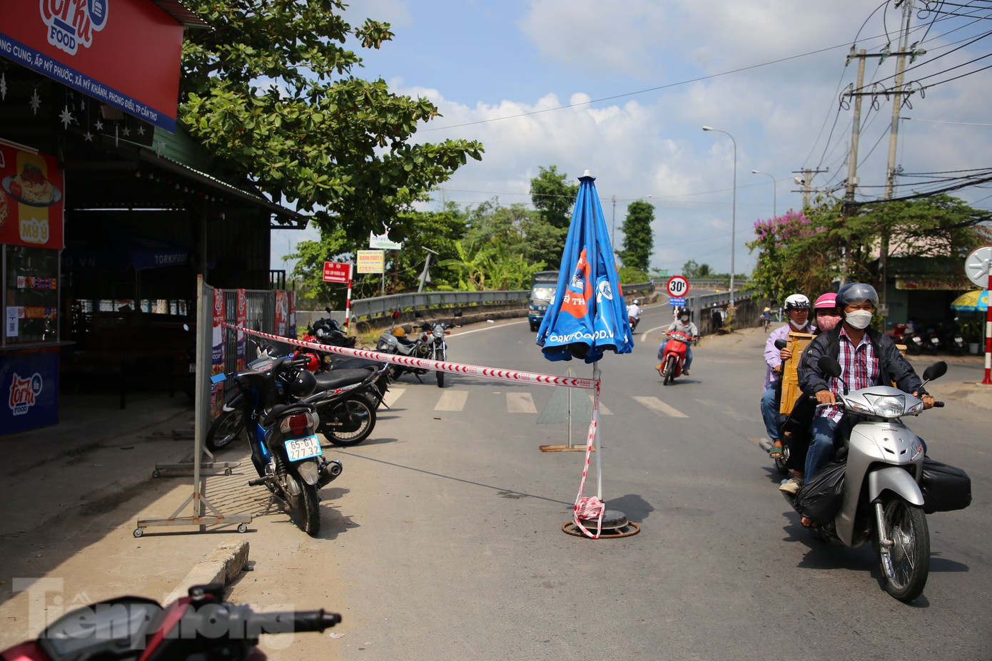 Hơn 10 giờ ngày 8/5, lực lượng chức năng vẫn đang di dời đồ đạc, vận động người dân ra khỏi khu vực nguy hiểm liên quan 7 căn nhà (bị sạt lở một phần) rơi xuống sông Cần Thơ, thuộc ấp Mỹ Phước, xã Mỹ Khánh, huyện Phong Điền, TP. Cần Thơ.