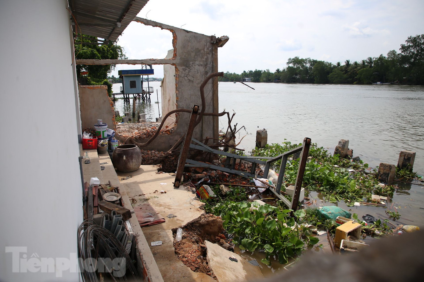 Theo ghi nhận của phóng viên, đoạn sạt lở có chiều dài khoảng 50m.