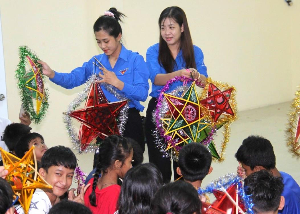 Thăm và tặng quà học sinh khuyết tật. Thăm và tặng quà học sinh khuyết tật.