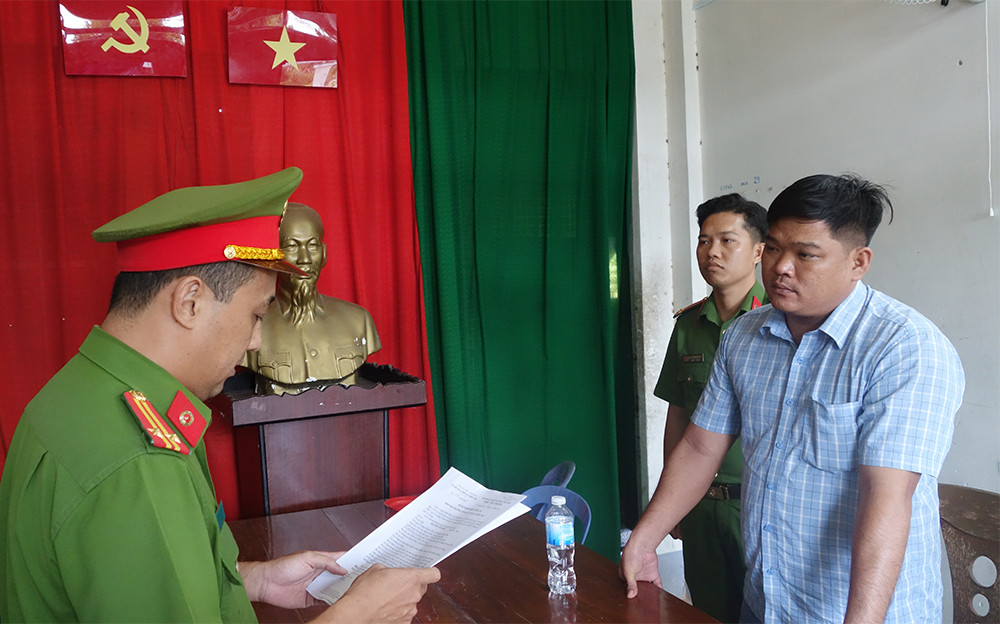 Cơ quan Cảnh sát điều tra Công an tỉnh thi hành các quyết định và lệnh bắt tạm giam bị can Nguyễn Văn Giỏi. Cơ quan Cảnh sát điều tra Công an tỉnh thi hành các quyết định và lệnh bắt tạm giam bị can Nguyễn Văn Giỏi.