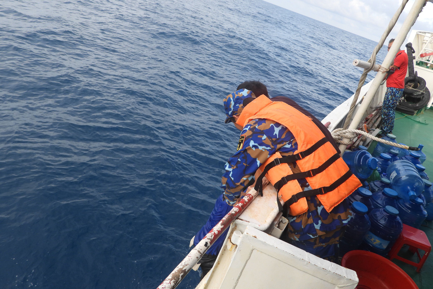 2 ngư dân được cứu vớt lên tàu KN-203. Ảnh: Đức Thái 2 ngư dân được cứu vớt lên tàu KN-203. Ảnh: Đức Thái