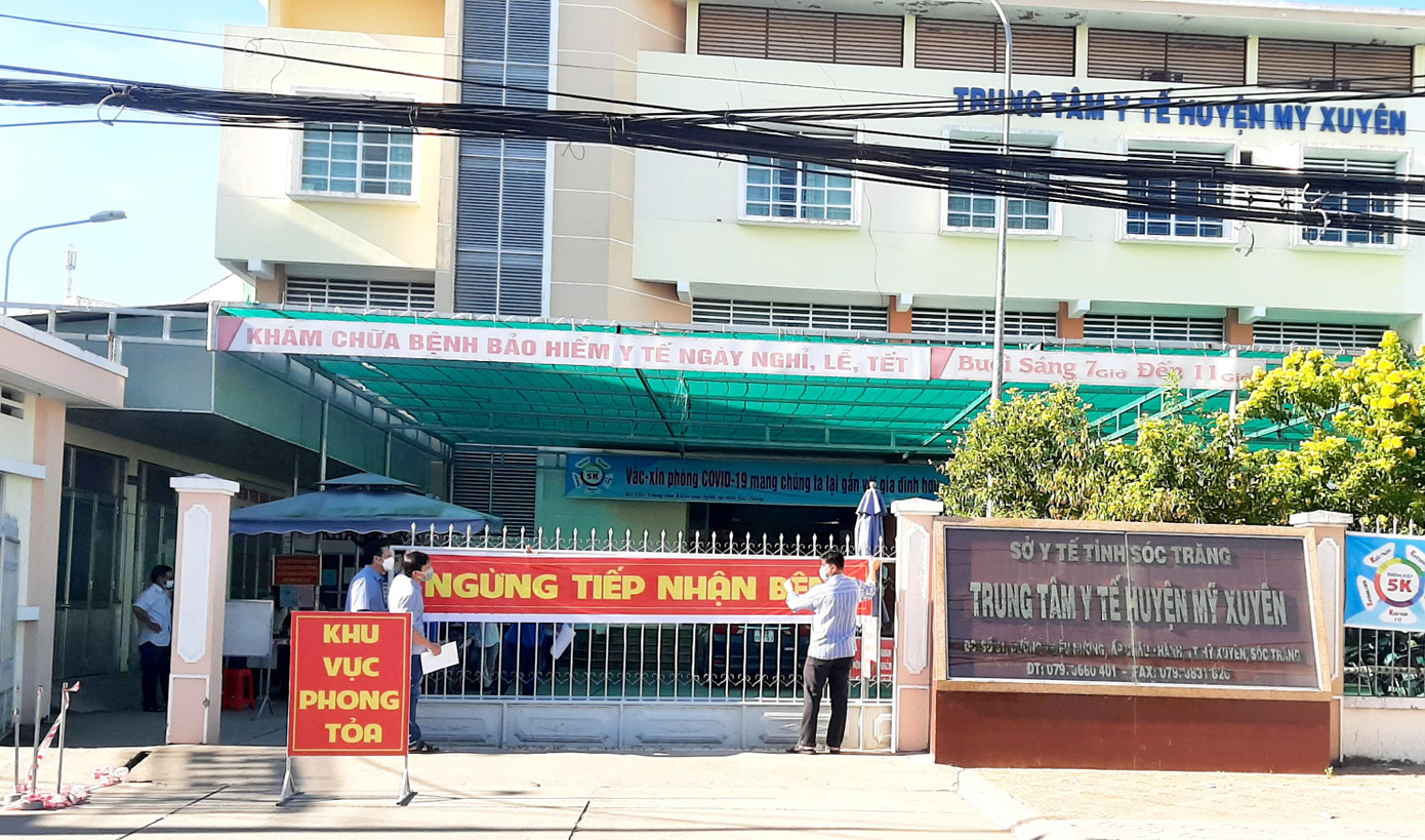 Trung tâm Y tế huyện Mỹ Xuyên bị phong tỏa.