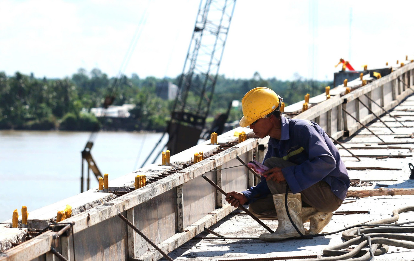 Công nhân vẫn miệt mài làm việc với tinh thần không nghỉ lễ, quyết tâm hoàn thành công trình đúng tiến độ. Ảnh: P.V Công nhân vẫn miệt mài làm việc với tinh thần không nghỉ lễ, quyết tâm hoàn thành công trình đúng tiến độ. Ảnh: P.V