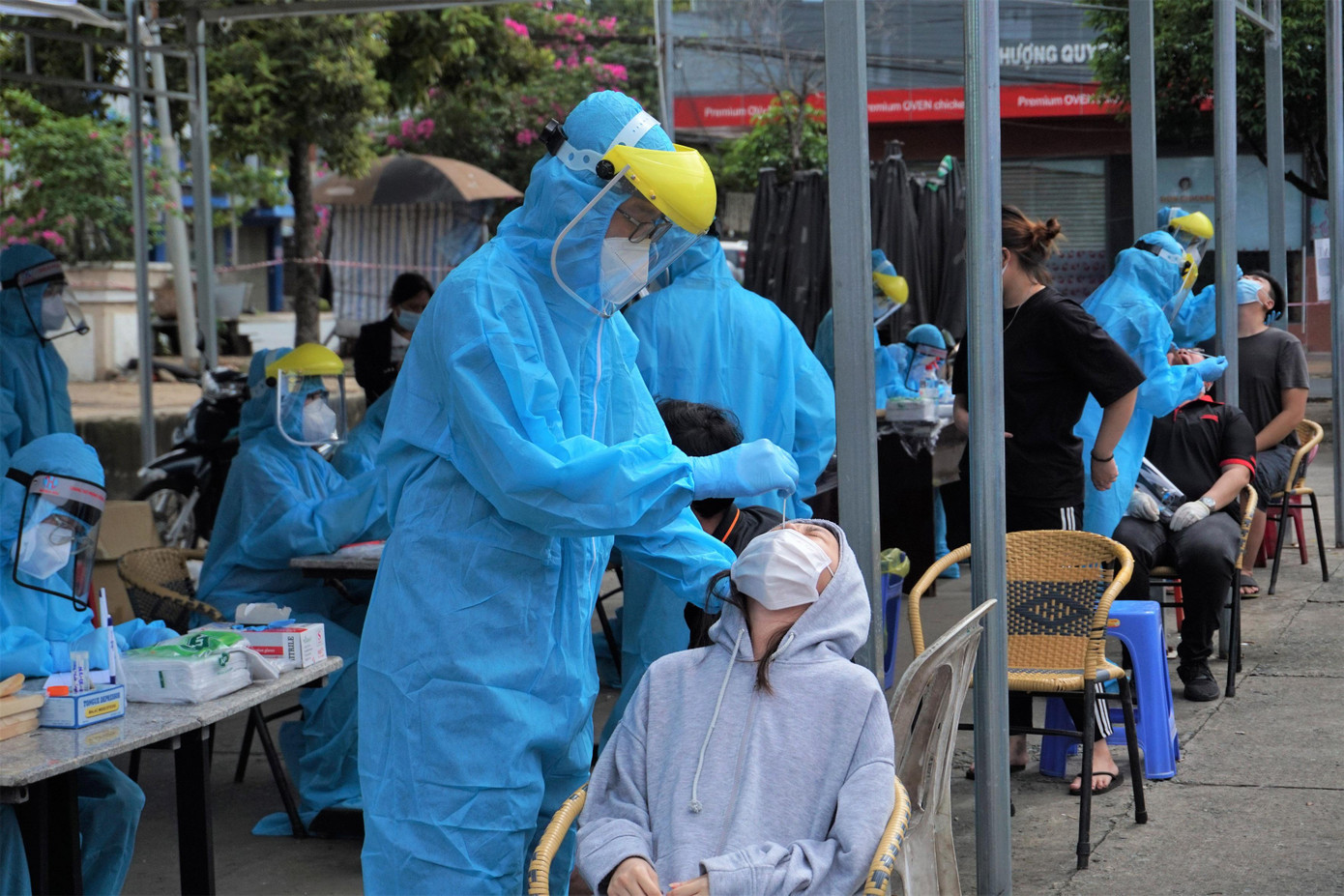 Trong 6 tháng đầu năm, nhiều bác sĩ, nhân viên y tế ở miền Tây xin nghỉ việc. Trong 6 tháng đầu năm, nhiều bác sĩ, nhân viên y tế ở miền Tây xin nghỉ việc.