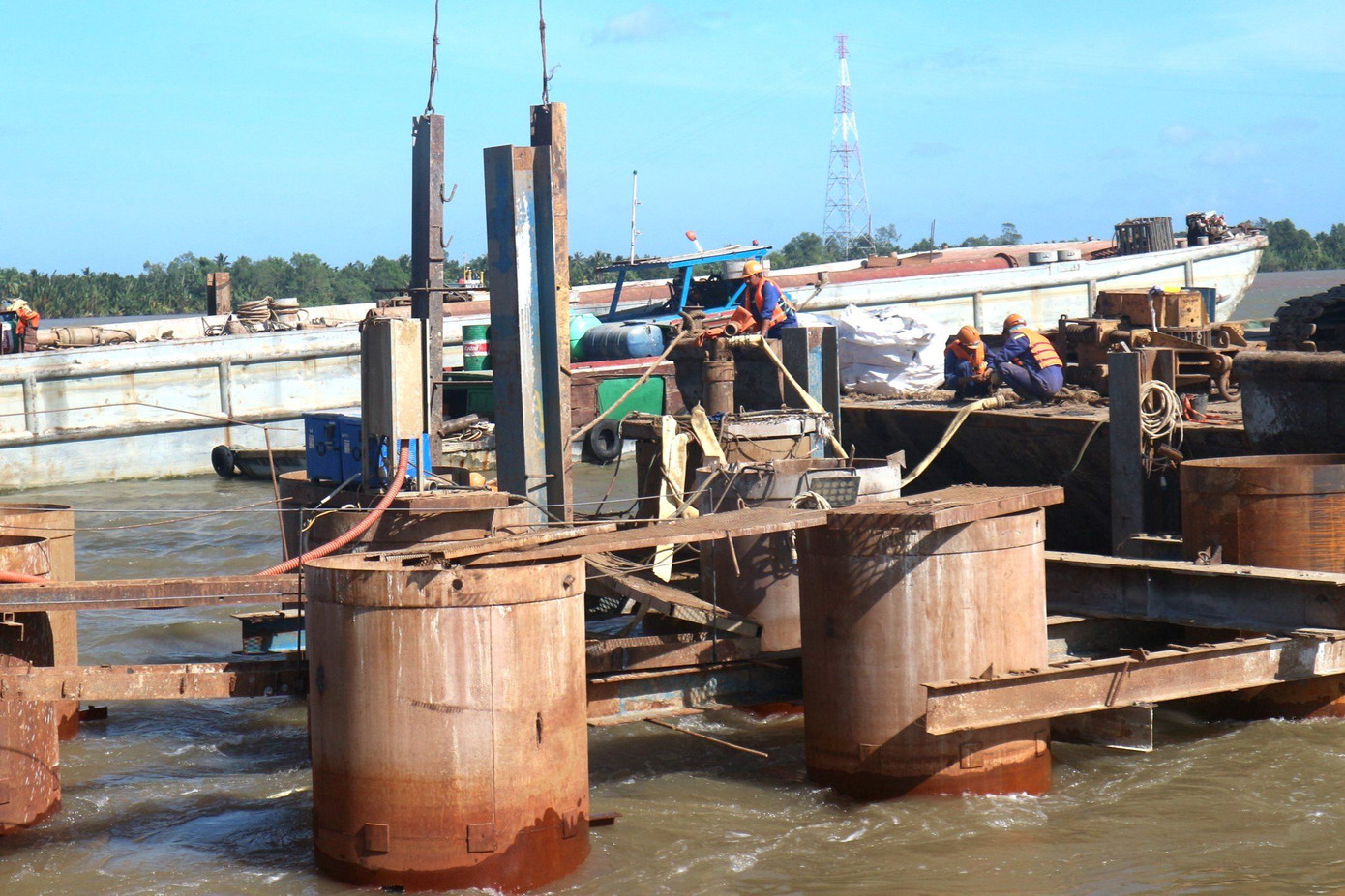 Đối với phần cầu gồm Cầu Đại Ngãi 2 và 5 cầu trên tuyến, đã hoàn thành thi công 100% cọc khoan nhồi D2000; hoàn thành 61% cọc khoan nhồi D1500; hoàn thành 30% cọc khoan nhồi D1200.