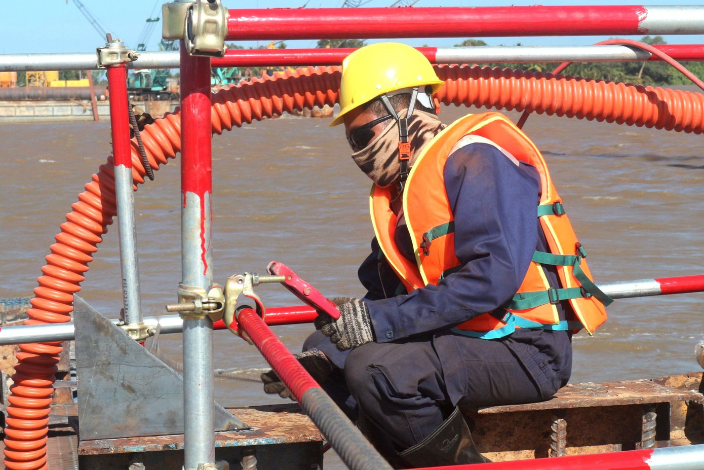 Sau hơn 3 tháng thi công, công trình cầu Đại Ngãi 2 đạt khoảng 14,3% khối lượng. Trong đó, phần tuyến và các công trình trên tuyến đã cơ bản hoàn thành công tác phát quang, dọn dẹp, đào bóc hữu cơ hơn 10km, hoàn thành đắp bao đường công vụ trên 9,7km (đạt 94%).