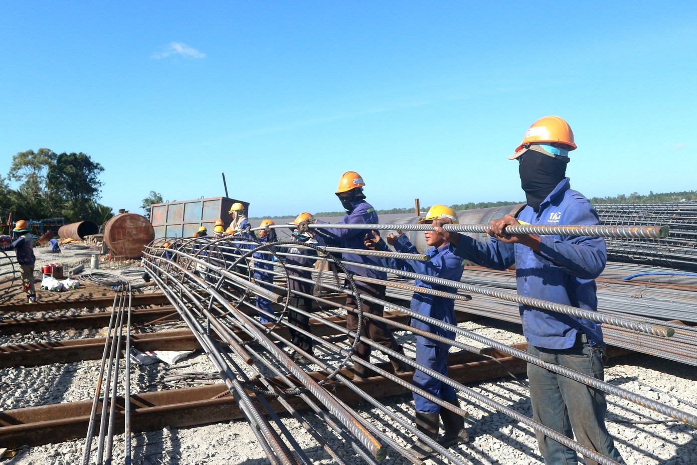 Có mặt tại công trường cầu Đại Ngãi 2 vào những ngày giáp Tết, phóng viên ghi nhận không khí lao động khẩn trương của cán bộ, công nhân, lao động với mong muốn sớm kết nối đôi bờ sông Hậu.