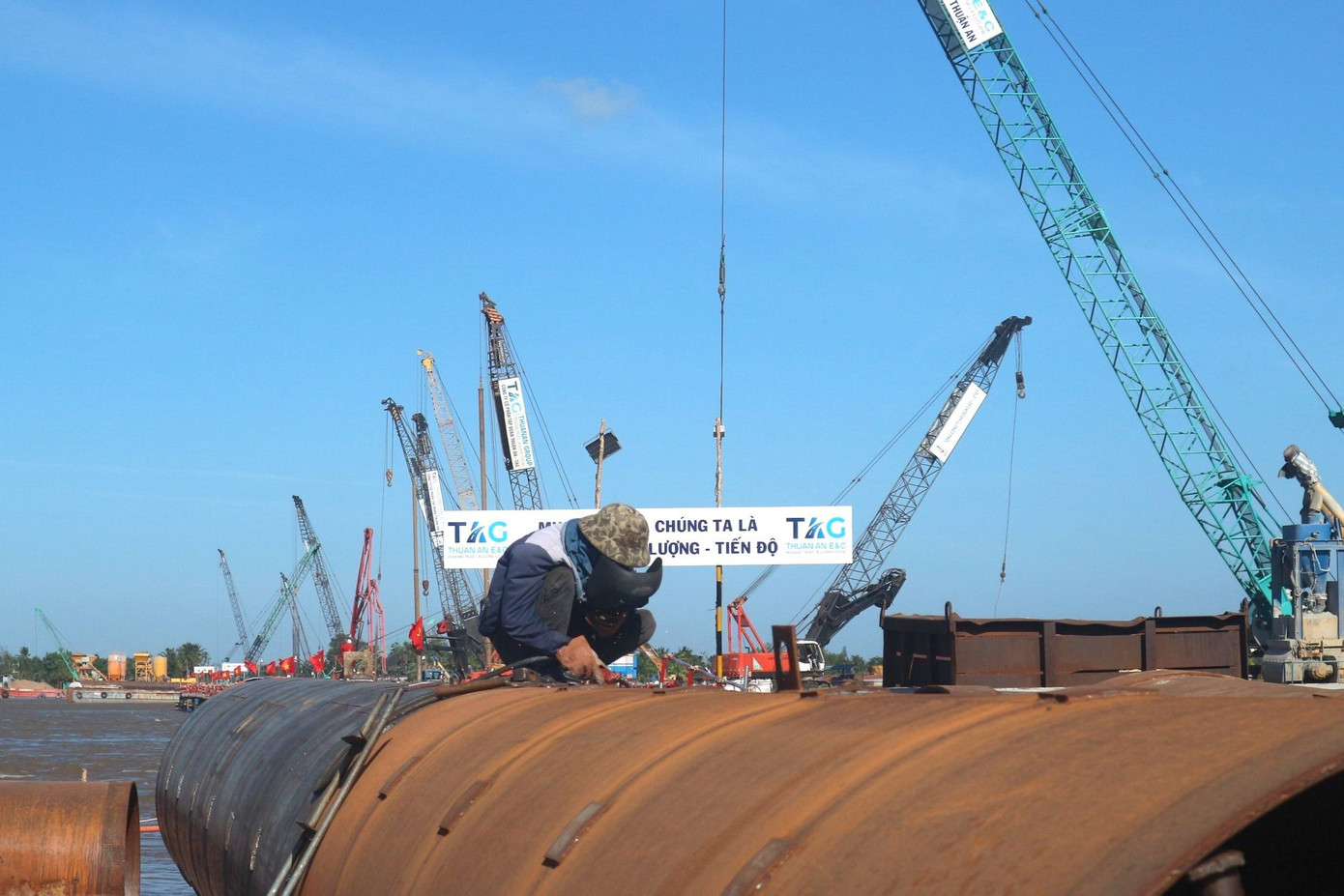 Dự án cầu Đại Ngãi là niềm mong ước của người dân các tỉnh ven biển khu vực ĐBSCL. Sau khi công trình hoàn thành sẽ xóa toàn bộ các điểm phà vượt sông đi qua các tỉnh ven biển ĐBSCL từ Cà Mau đến TP.HCM, nối thông toàn tuyến QL60 nâng cao năng lực vận tải cho khu vực.