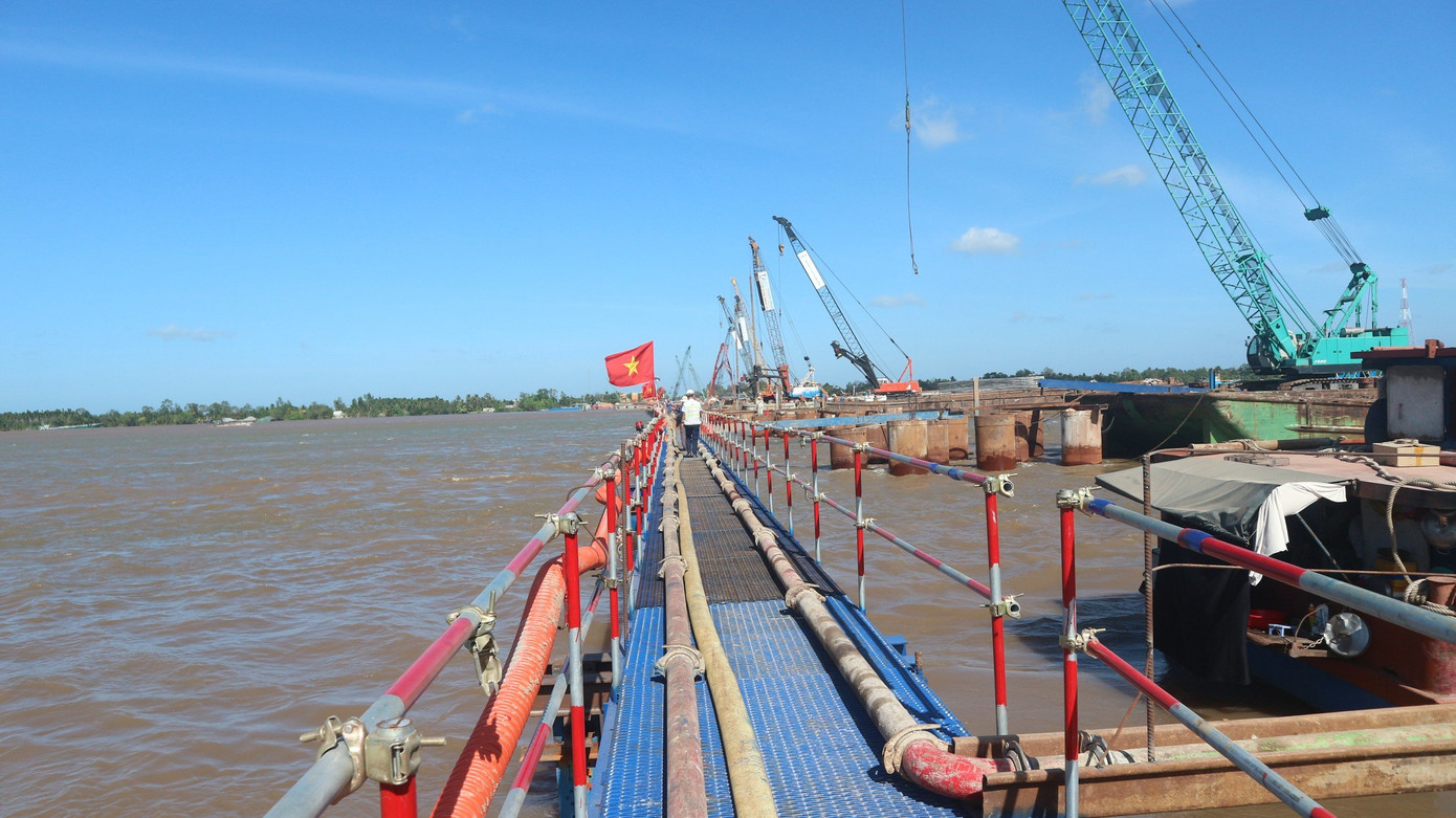 Giám đốc điều hành liên danh Nguyễn Tài Mạnh cho biết thêm, với tiến độ vượt trong thời gian qua, ban lãnh đạo đã nhất trí cho cán bộ, công nhân không phải thi công xuyên Tết để anh em được về quê, đoàn tụ với gia đình đón Tết.