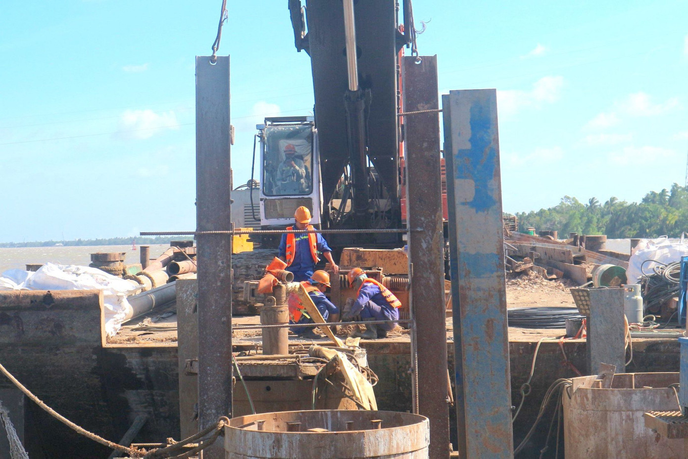 Kỹ sư Nguyễn Tài Mạnh - Giám đốc ban điều hành liên danh các nhà thầu xây dựng Dự án cầu Đại Ngãi 2 thông tin: "Liên doanh nhà thầu đã huy động gần 300 công nhân để triển khai thi công liên tục. Tinh thần làm việc của anh em rất tích cực, nhiệt huyết. Các anh em cán bộ kỹ thuật cũng như công nhân ở công trường rất phấn khởi bởi sự nỗ lực của anh em đã mang lại thành quả vượt tiến độ mà vẫn đảm bảo chất lượng công trình".