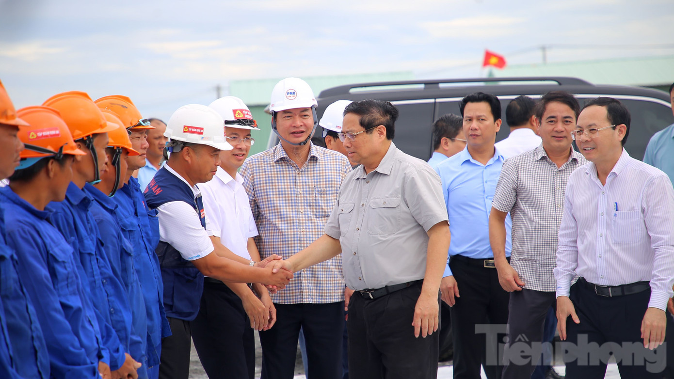 Tại công trường, Thủ tướng Phạm Minh Chính thăm hỏi, tặng quà và động viên những công nhân đang làm việc trước khi nghe báo cáo tình hình xây dựng dự án cao tốc Châu Đốc - Cần Thơ - Sóc Trăng. Ảnh: Nhật Huy. Tại công trường, Thủ tướng Phạm Minh Chính thăm hỏi, tặng quà và động viên những công nhân đang làm việc trước khi nghe báo cáo tình hình xây dựng dự án cao tốc Châu Đốc - Cần Thơ - Sóc Trăng. Ảnh: Nhật Huy.