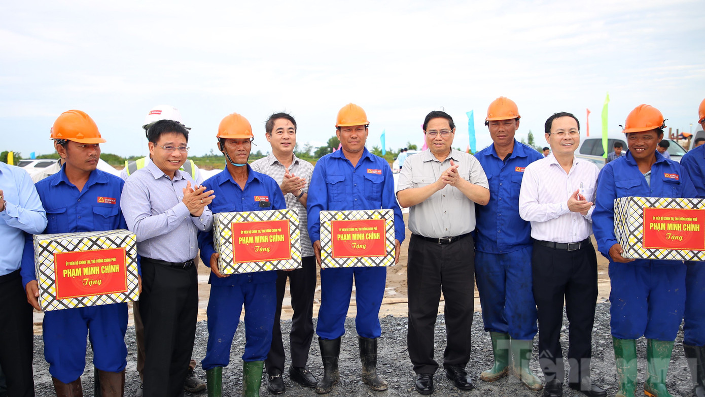 Thủ tướng tặng quà công nhân đang làm việc tại dự án. Ảnh: Nhật Huy. Thủ tướng tặng quà công nhân đang làm việc tại dự án. Ảnh: Nhật Huy.