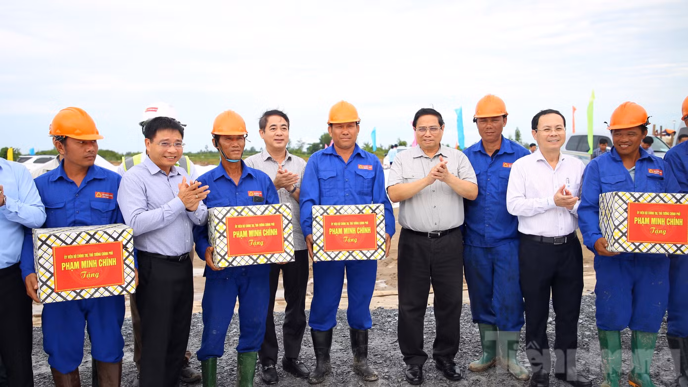 Thủ tướng tặng quà công nhân đang làm việc tại dự án. Ảnh: Nhật Huy.