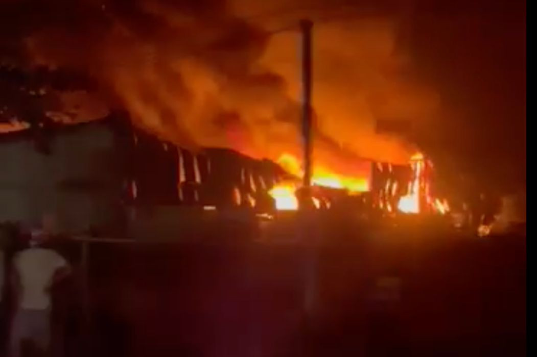 Sau hơn 12 giờ tích cực dập lửa, lực lượng chức năng khống chế vụ cháy tại xưởng gia công vải vụn của Công ty TNHH T. L.V. Sau hơn 12 giờ tích cực dập lửa, lực lượng chức năng khống chế vụ cháy tại xưởng gia công vải vụn của Công ty TNHH T. L.V.