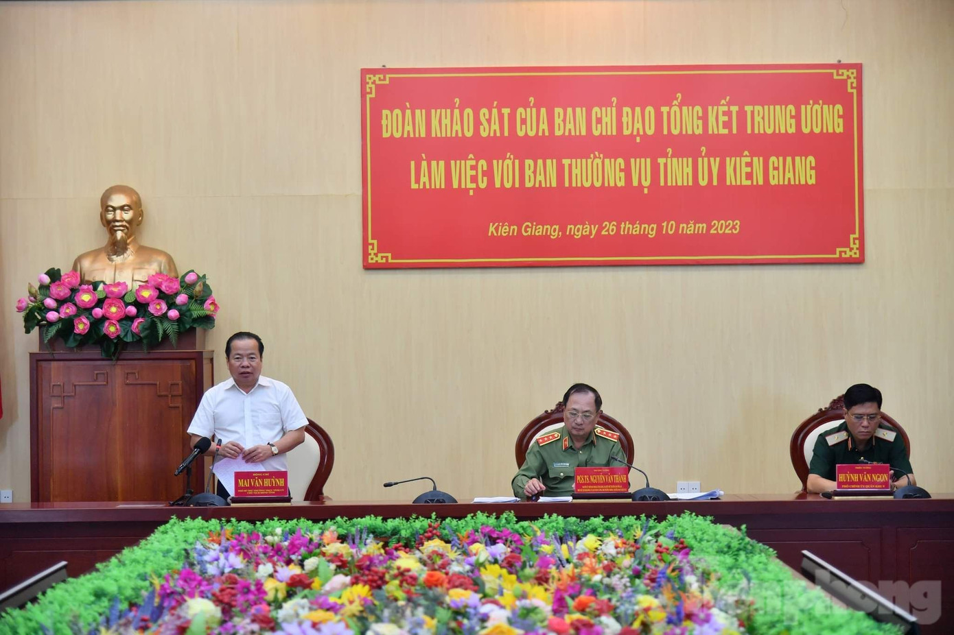 Phó Bí thư Thường trực Tỉnh uỷ Kiên Giang Mai Văn Huỳnh phát biểu tại cuộc làm việc.