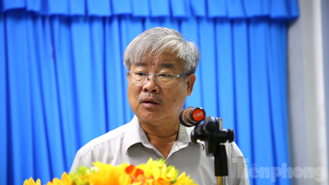 Ông Dương Khánh Bình – Giám đốc Ban Quản lý Dự án Đầu tư Xây dựng huyện Giang Thành thông tin với báo chí về vụ việc. Ông Dương Khánh Bình – Giám đốc Ban Quản lý Dự án Đầu tư Xây dựng huyện Giang Thành thông tin với báo chí về vụ việc.