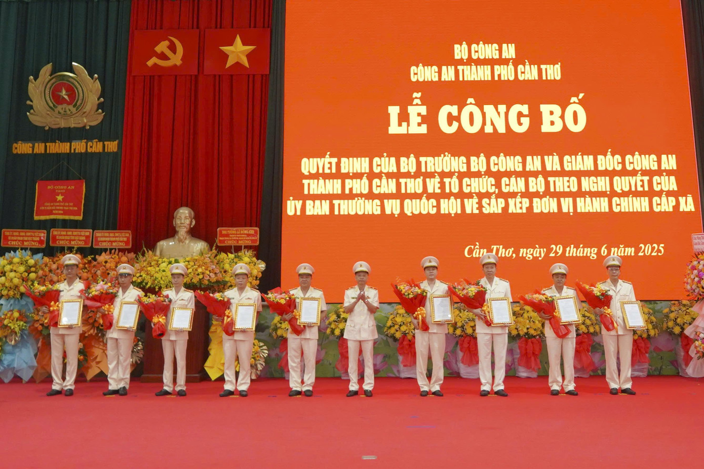 Thiếu tướng Huỳnh Việt Hòa - Giám đốc Công an TP. Cần Thơ (mới) tặng hoa chúc mừng Phó Giám đốc Công an Thành phố vừa nhận quyết định bổ nhiệm.