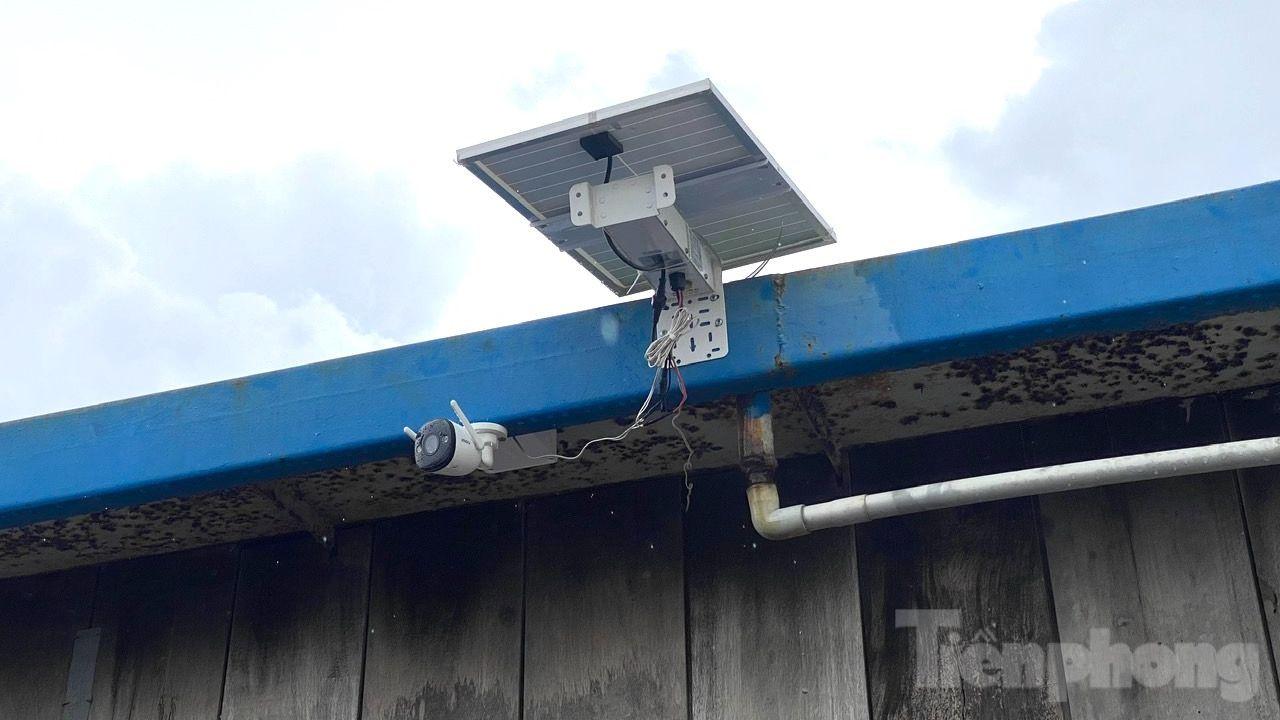 Thiết bị giám sát được gắn trên phương tiện khai thác cát. Ảnh: Nhật Huy