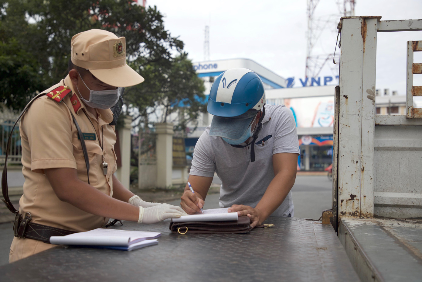 Cần Thơ tăng cường tuần tra, xử lí nhiều trường hợp ra đường không lí do chính đáng. Cần Thơ tăng cường tuần tra, xử lí nhiều trường hợp ra đường không lí do chính đáng.