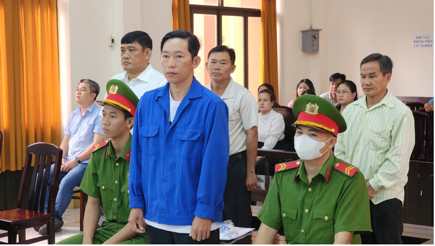 Các bị cáo nghe toà tuyên án. Ảnh: Văn Vũ.