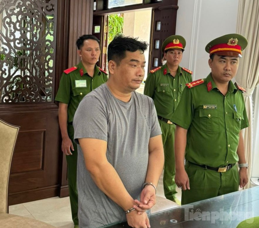 Tăng Tấn Đạt bị bắt tạm giam để điều tra về hành vi lừa đảo chiếm đoạt tài sản. Tăng Tấn Đạt bị bắt tạm giam để điều tra về hành vi lừa đảo chiếm đoạt tài sản.