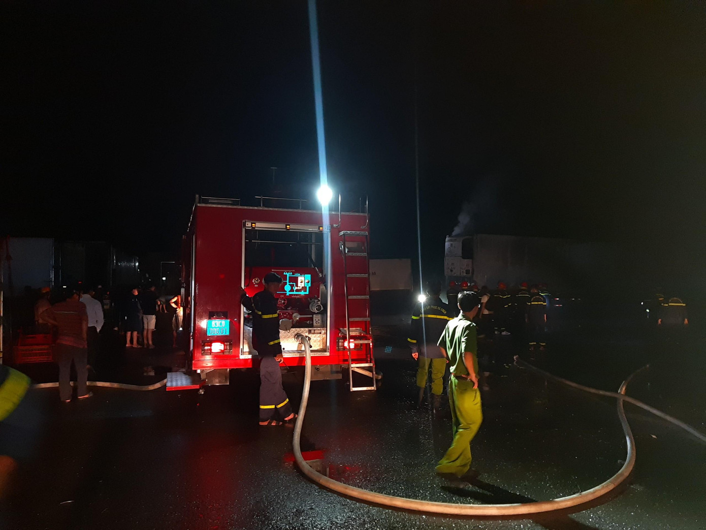 Lực lượng chức năng huy động nhiều xe chữa cháy đến hiện trường.