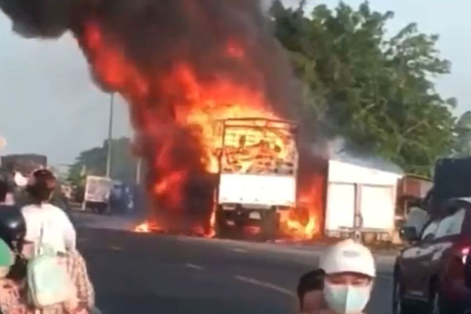 Hiện trường vụ cháy xe tải.