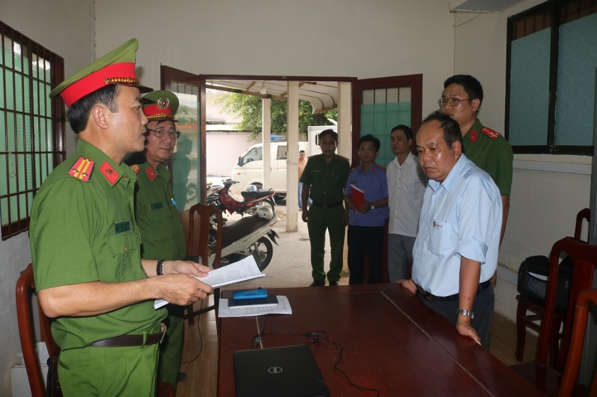 Cơ quan Cảnh sát điều tra tống đạt các quyết định đối với bị can Lâm Sanh. Ảnh: Phạm Hơn.