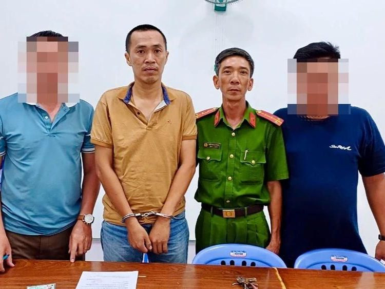 Lý Vũ Khương (áo thun vàng ) bị bắt giữ khi lẩn trốn tại TP. HCM. Ảnh: CAKG.