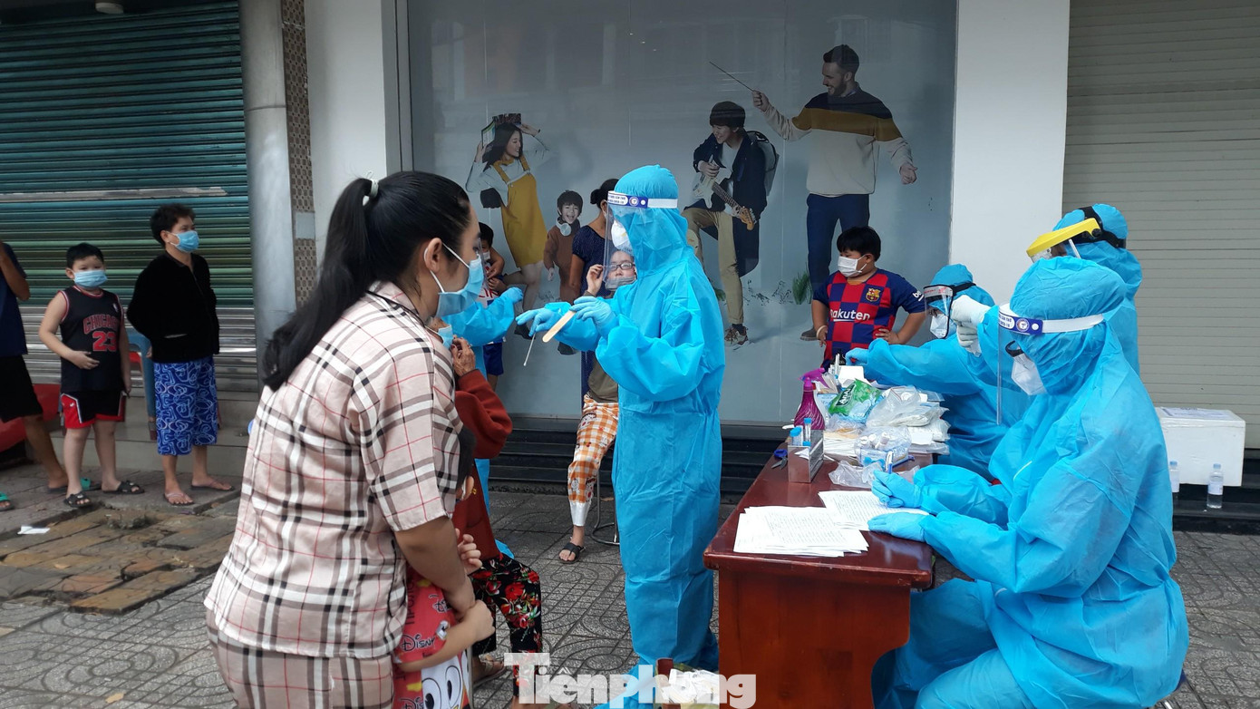 Tính từ ngày 8/7 đến 28/7, Cần Thơ đã có 1.023 người mắc COVID-19, 3 người tử vong. UBND TP. Cần Thơ đã đề nghị các doanh nghiệp đồng hành cùng với Nhà nước, theo phương châm “không ai bị bỏ lại phía sau” để xem xét miễn, giảm tiền điện, nước sinh hoạt cho các đối tượng nêu trên, nhằm giúp họ giảm bớt gánh nặng.