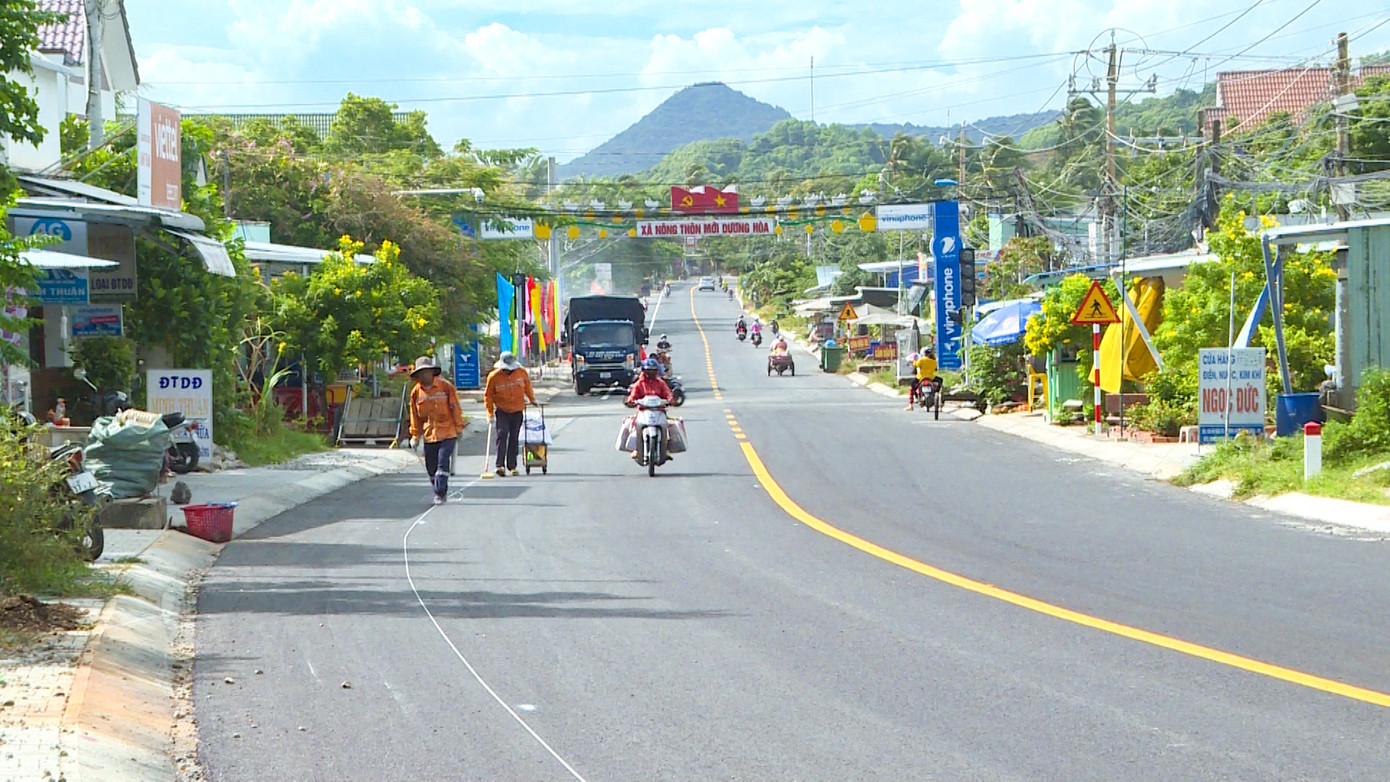Theo ghi nhận của phóng viên, hiện công trình đang gấp rút thi công công đoạn cuối như sơn vạch kẻ đường, đặt cọc tiêu, biển báo để hoàn thiện những đoạn cuối cùng trong công trình nâng cấp Quốc lộ 80 (đoạn huyện Kiên Lương - TP. Hà Tiên) sớm hơn 1 tháng so với dự kiến.