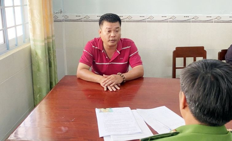 Đinh Thành Lập đầu thú, khai nhận hành vi nhận hối lộ. Ảnh: Công an cung cấp. Đinh Thành Lập đầu thú, khai nhận hành vi nhận hối lộ. Ảnh: Công an cung cấp.