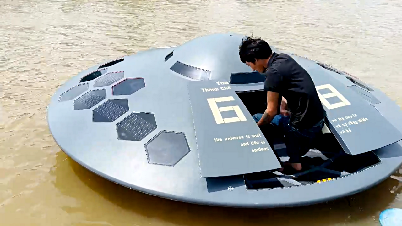 "Đĩa bay" đóng mở cửa bằng điều khiển từ xa. Ảnh: NVCC.