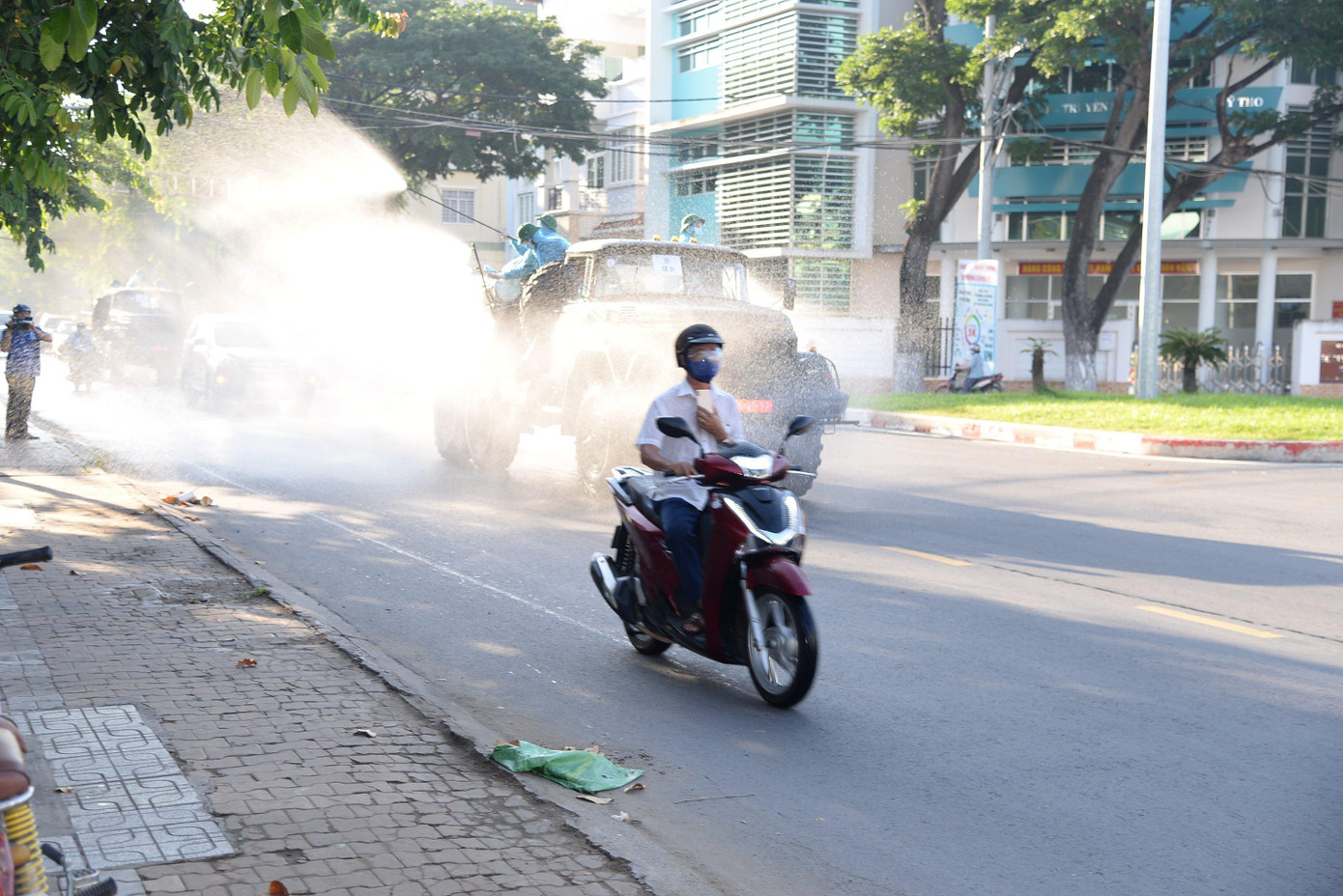 Theo kế hoạch, trong ngày hôm nay, công tác phun khử khuẩn sẽ hoàn thành, phun xịt 750.000 lít Cloramin B với hơn 60km đường được khử khuẩn. Theo kế hoạch, trong ngày hôm nay, công tác phun khử khuẩn sẽ hoàn thành, phun xịt 750.000 lít Cloramin B với hơn 60km đường được khử khuẩn.