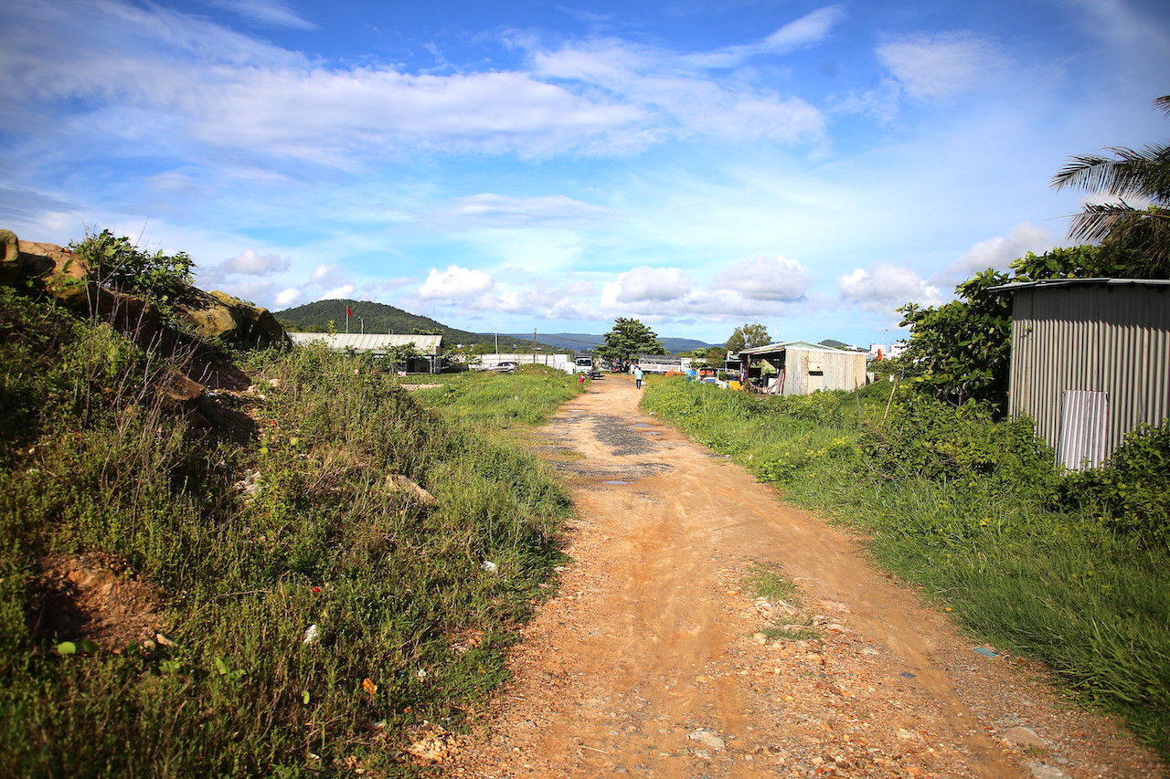 Lãnh đạo UBND TP. Phú Quốc cho biết, hiện tại dự án này còn gặp nhiều khó khăn trong công tác vẽ hoàn công của hạng mục đê chắn sóng; một phần khối lượng của hạng mục hệ thống chiếu sáng, cấp nước nằm trên mặt bằng thi công còn chậm; hệ thống phòng cháy, chữa cháy…
