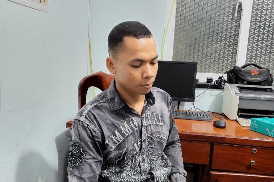 Danh Thép tại cơ quan công an. Ảnh: CA.