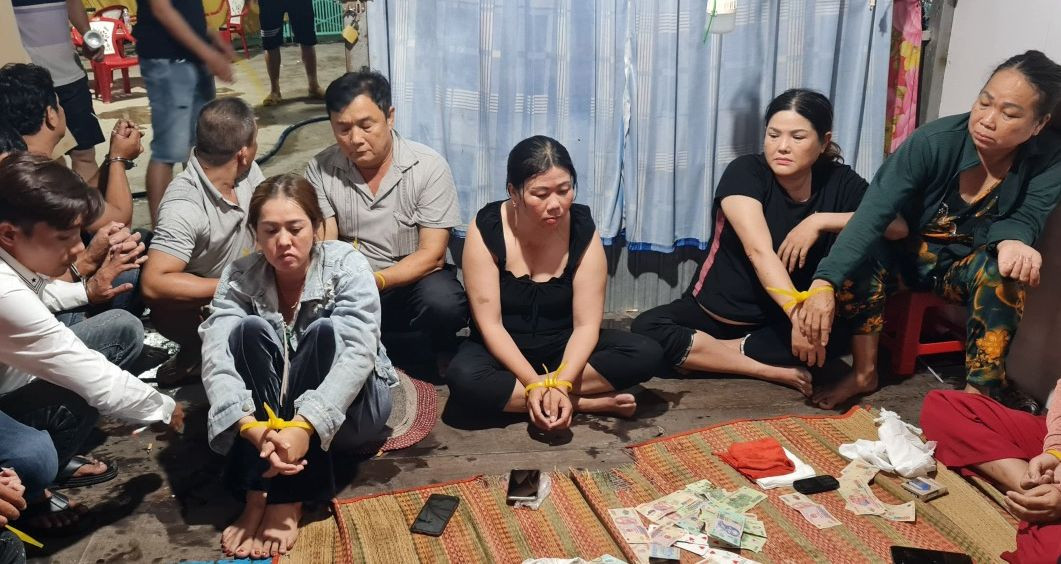 Tụ điểm đánh bạc có nhiều 'quý bà' tham gia bị công an bắt quả tang. Tụ điểm đánh bạc có nhiều 'quý bà' tham gia bị công an bắt quả tang.