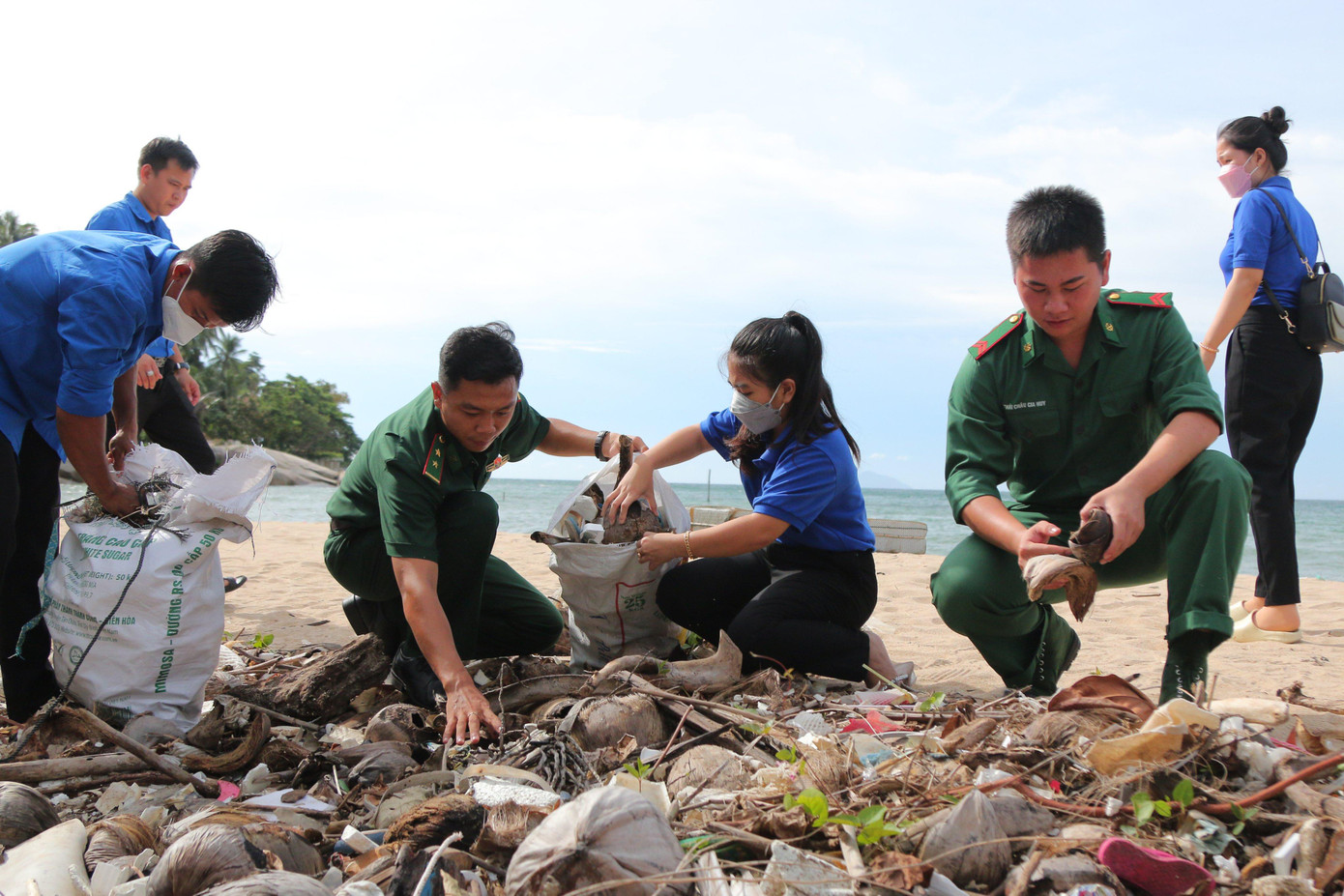 Đoàn viên, thanh niên Trường Đại học Kiên Giang và chiến sĩ Đồn Biên phòng Hòn Sơn làm sạch biển tại khu vực Bãi Bấc, đảo Hòn Sơn Đoàn viên, thanh niên Trường Đại học Kiên Giang và chiến sĩ Đồn Biên phòng Hòn Sơn làm sạch biển tại khu vực Bãi Bấc, đảo Hòn Sơn