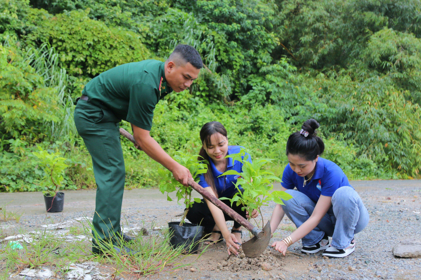 Đoàn viên, thanh niên Trường Đại học Kiên Giang và bộ đội Đồn Biên phòng Nam Du (Kiên Hải) trồng cây xanh trên tuyến đường “Sáng – xanh – sạch – đẹp – văn minh – an toàn” trên đảo Nam Du. Đoàn viên, thanh niên Trường Đại học Kiên Giang và bộ đội Đồn Biên phòng Nam Du (Kiên Hải) trồng cây xanh trên tuyến đường “Sáng – xanh – sạch – đẹp – văn minh – an toàn” trên đảo Nam Du.