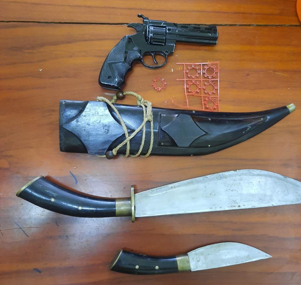 Hung khí công an thu giữ. Hung khí công an thu giữ.