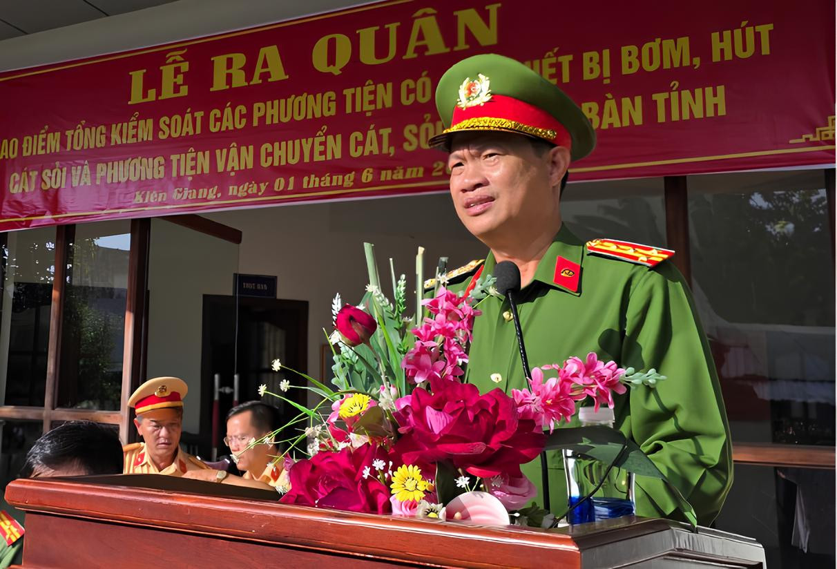 Đại tá Nguyễn Nhật Trường – Phó Giám đốc Công an tỉnh Kiên Giang phát biểu chỉ đạo tại Lễ ra quân cao điểm.
