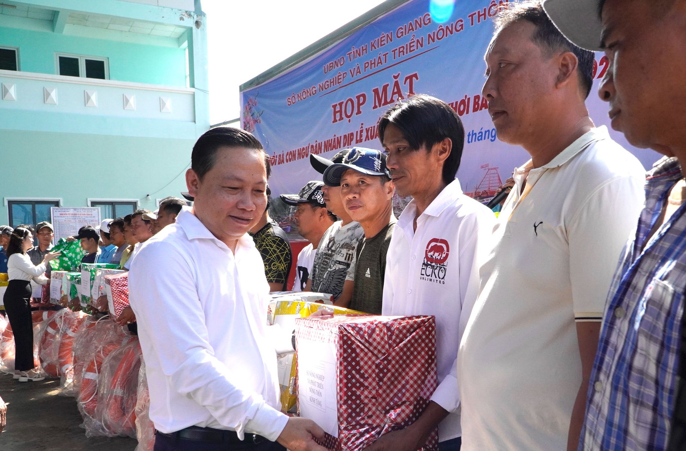 Lãnh đạo Sở NN&PTNT tỉnh Kiên Giang tặng quà cho bà con ngư dân. Lãnh đạo Sở NN&PTNT tỉnh Kiên Giang tặng quà cho bà con ngư dân.